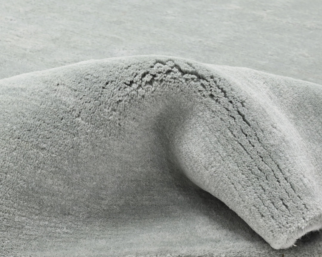 Light Grey Modern wool area rug pile and edge detail